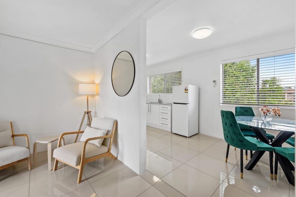 Spacious 2BRM Apt Close to Gabba with Parking & Wifi Apartment in Brisbane