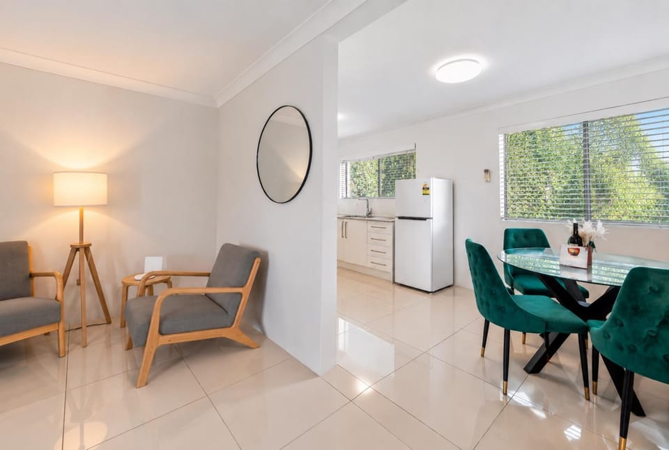 Spacious 2BRM Apt Close to Gabba with Parking & Wifi Apartment in Brisbane