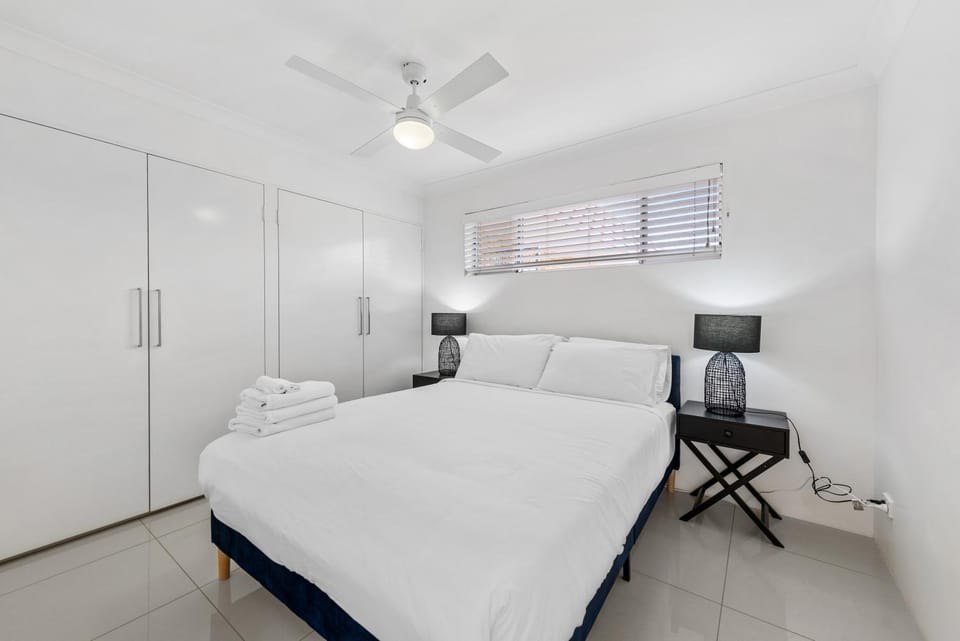 Spacious 2BRM Apt Close to Gabba with Parking & Wifi Apartment in Brisbane