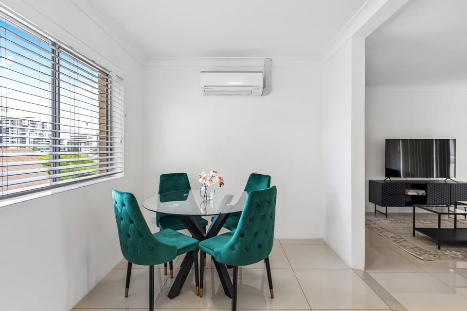 Spacious 2BRM Apt Close to Gabba with Parking & Wifi Apartment in Brisbane