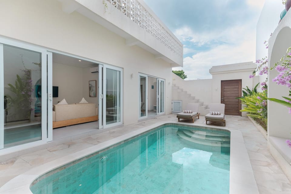 Property building, Day, Swimming pool, sunbed