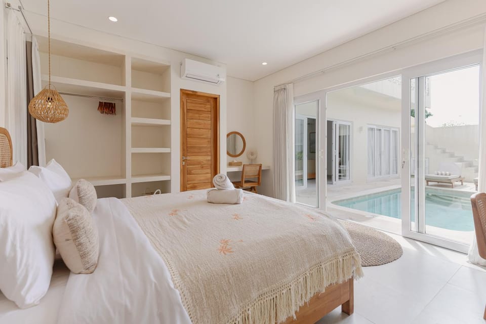 Bed, Bedroom, Pool view