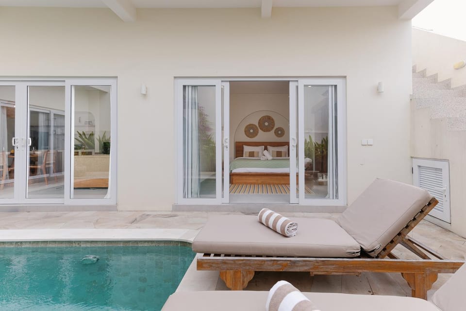 Swimming pool, sunbed