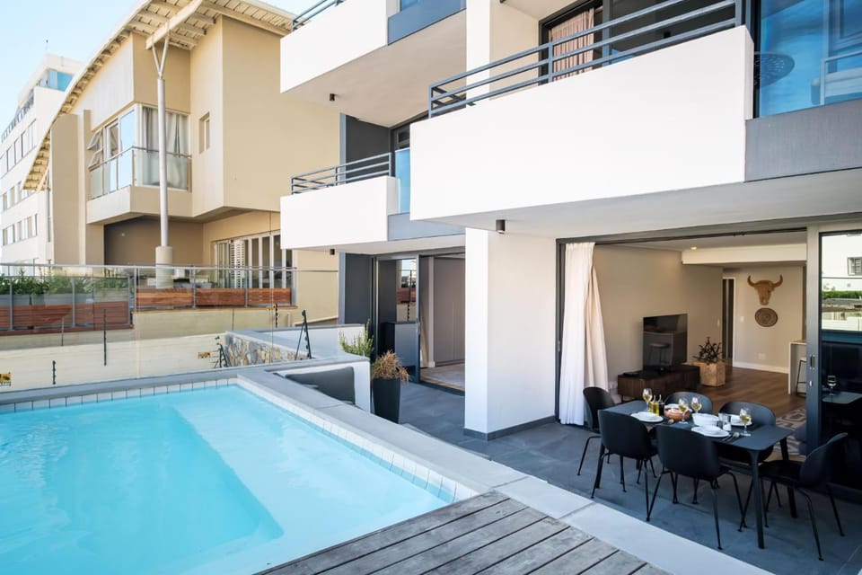 Property building, Balcony/Terrace, Dining area, Swimming pool