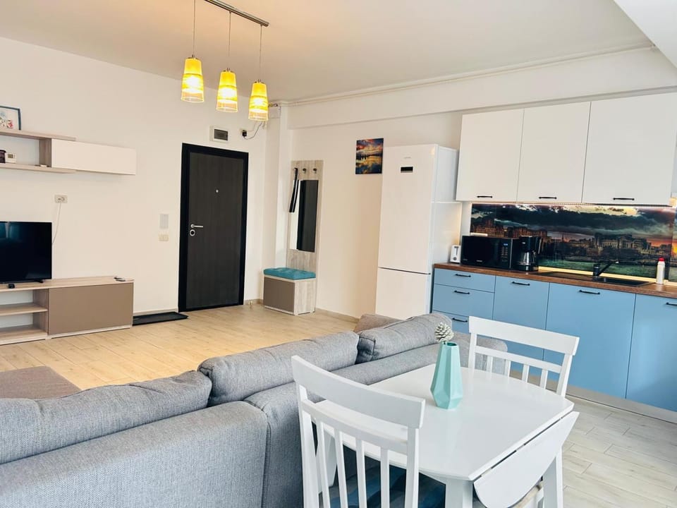 Kitchen or kitchenette, Living room, Seating area, Dining area, oven