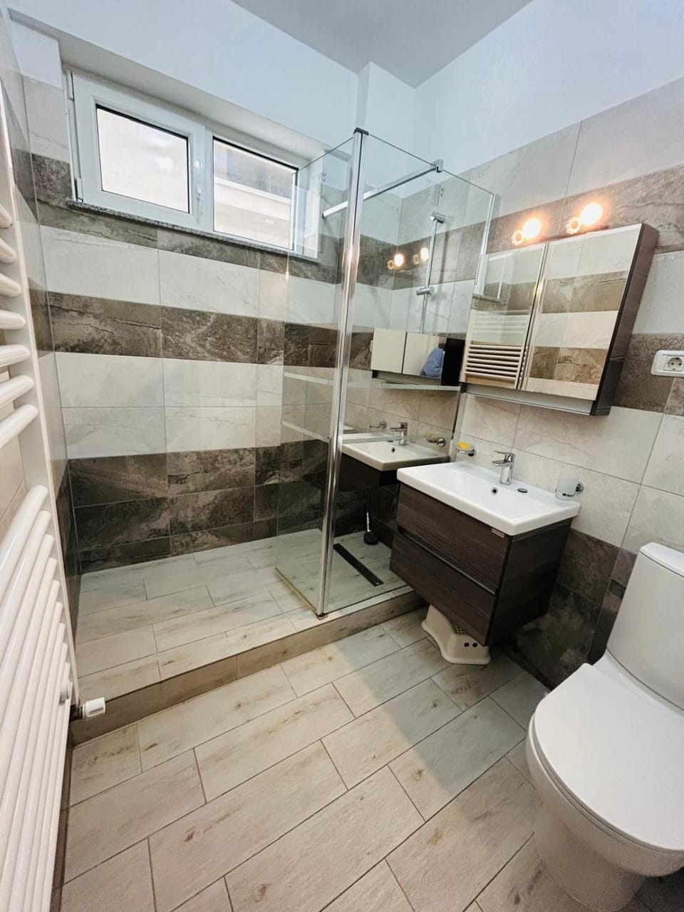 Shower, Toilet, Bathroom, towels