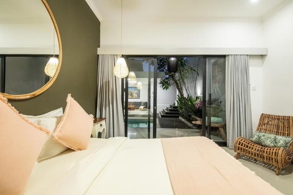 Bed, Photo of the whole room, Seating area, Bedroom, Pool view