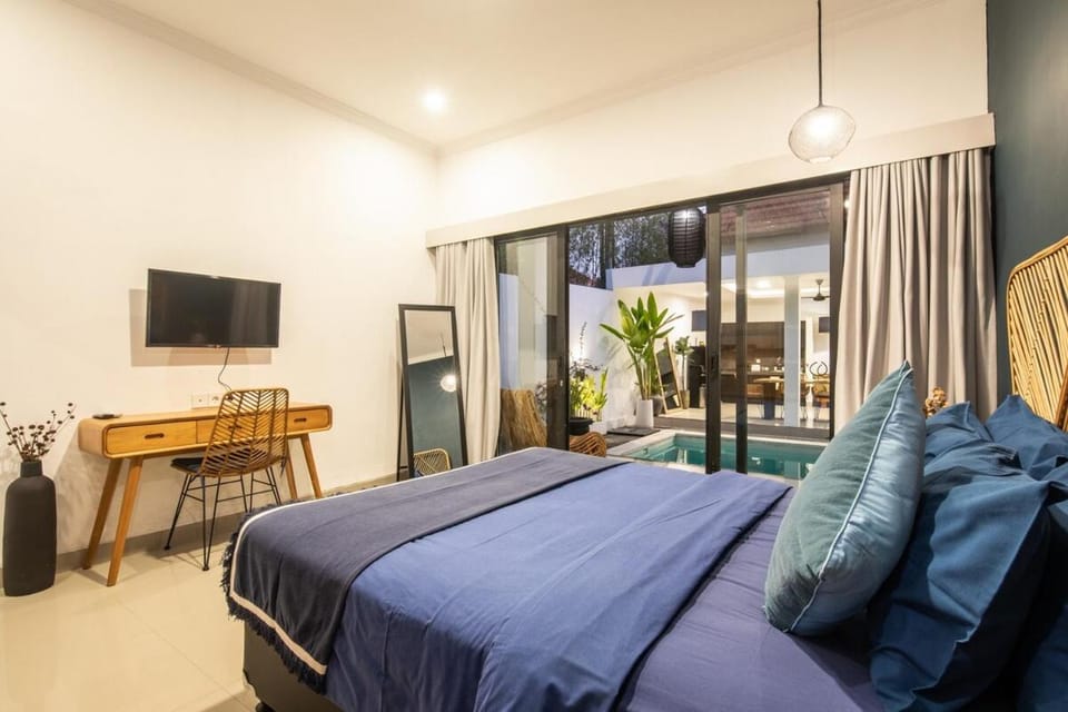 Bed, TV and multimedia, Photo of the whole room, Bedroom