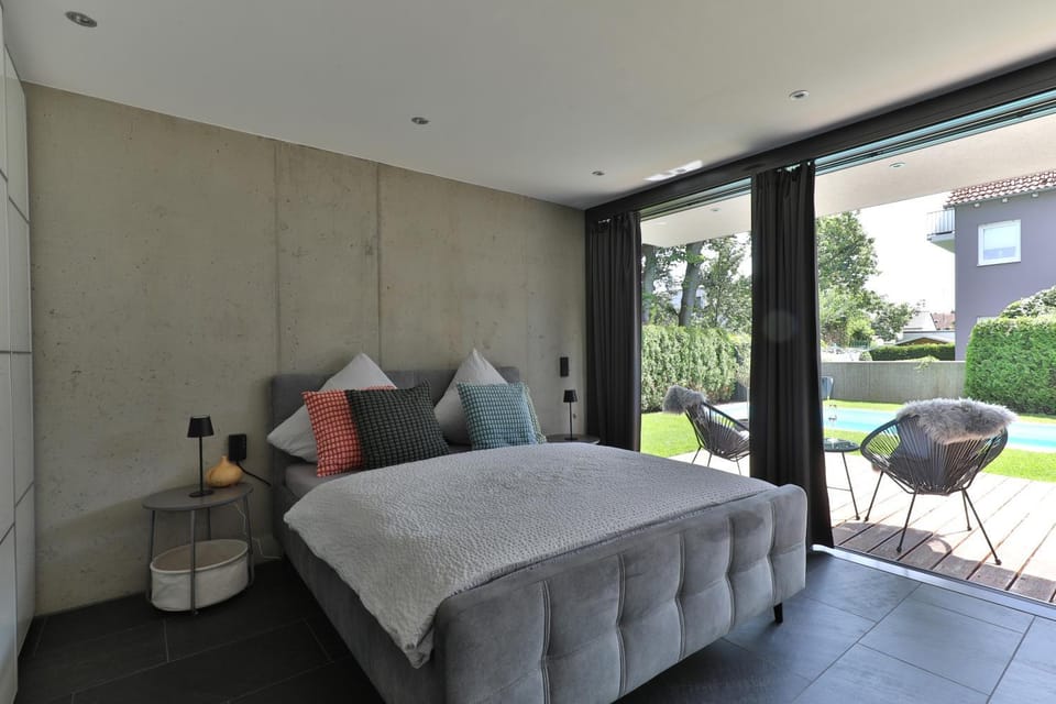 Patio, Staff, People, Garden, View (from property/room), Balcony/Terrace, Photo of the whole room, Animals, Pets, Guests, Guests, Garden view, Pool view, Swimming pool, Drinks, Family, Quiet street view, fireplace, heating, internet, stove, sunbed, toaster, towels, kitchen, air conditioner