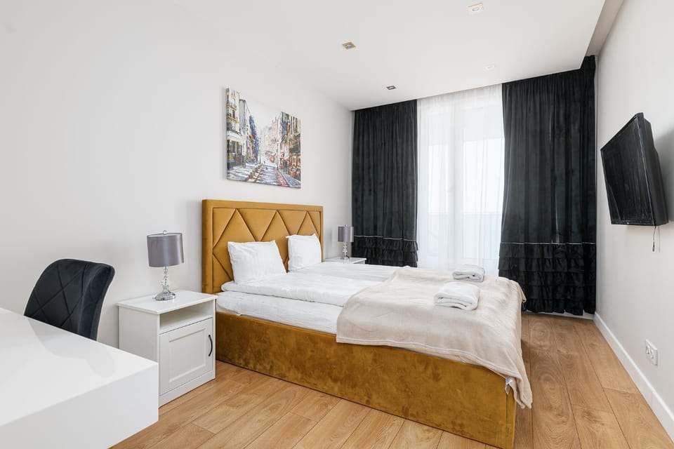 Bed, TV and multimedia, Photo of the whole room, Bedroom, towels