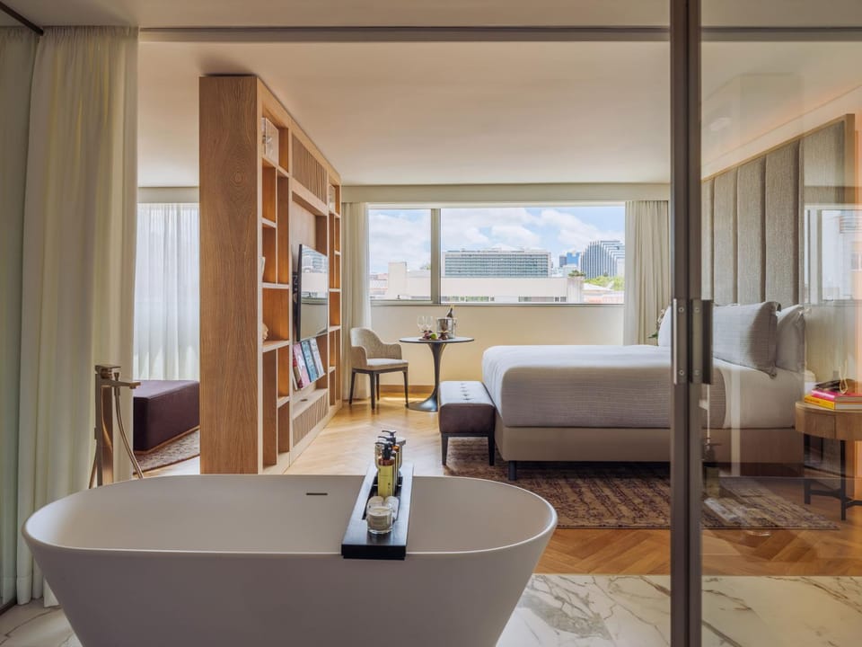 Bed, Bathroom, TV and multimedia, View (from property/room), Bedroom, Drinks, Bath
