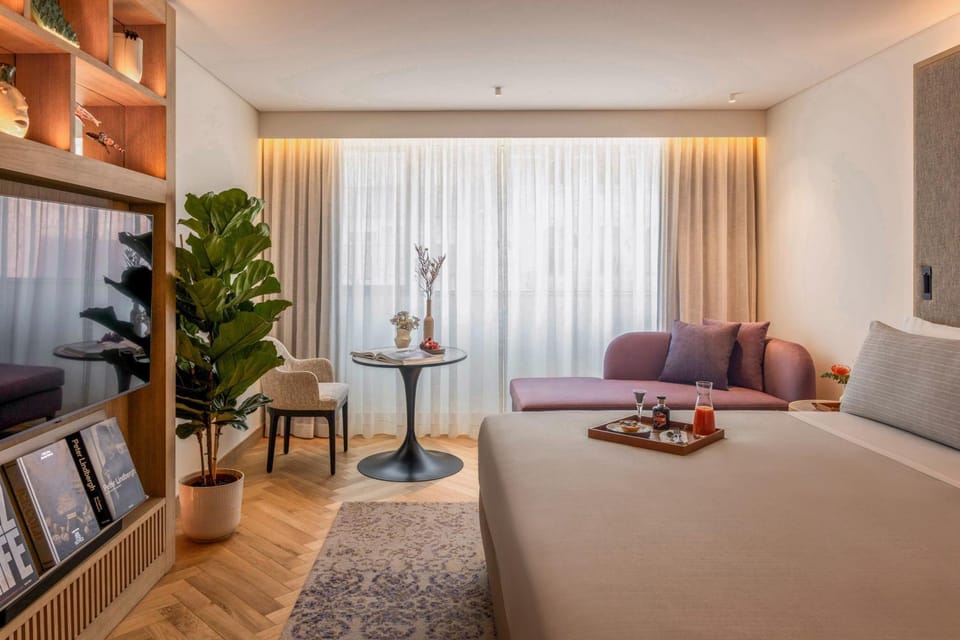 Bed, TV and multimedia, Food and drinks, Bedroom, Breakfast, Drinks