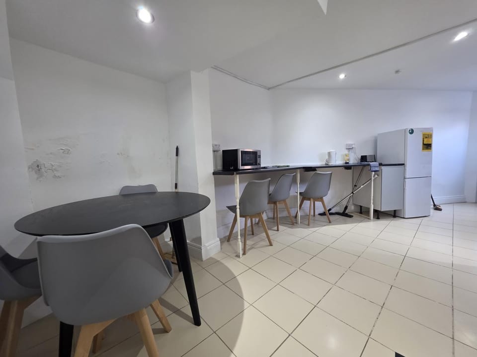 Spacious 3-Bedroom Apartment Near Stratford, 1 Minute From Train Station Apartment in Ilford