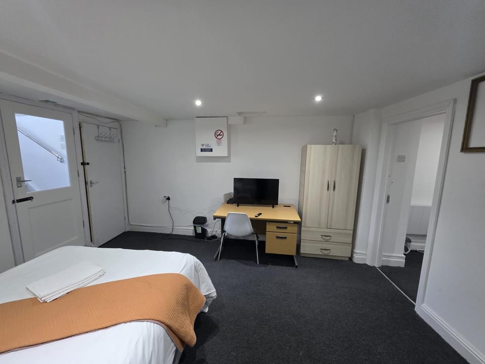 Spacious 3-Bedroom Apartment Near Stratford, 1 Minute From Train Station Apartment in Ilford