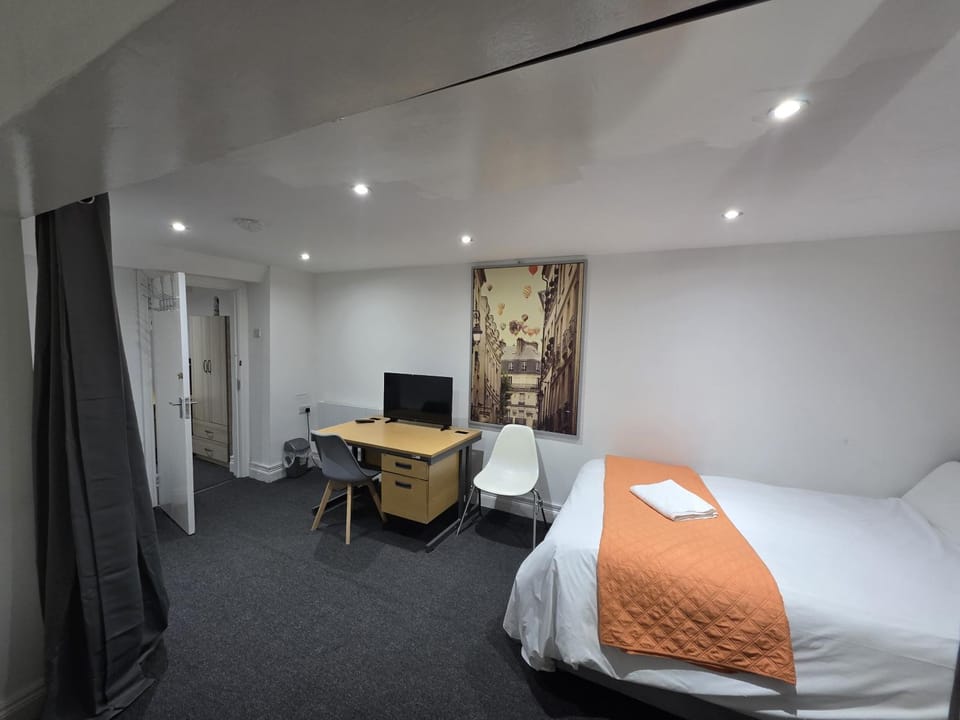 Spacious 3-Bedroom Apartment Near Stratford, 1 Minute From Train Station Apartment in Ilford