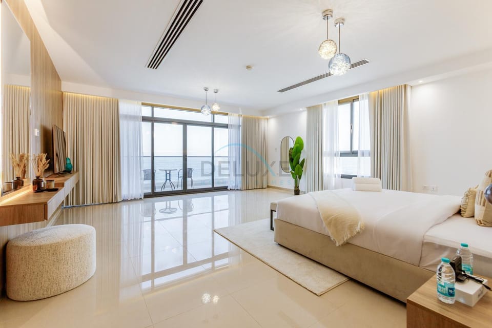 Bed, TV and multimedia, Bedroom