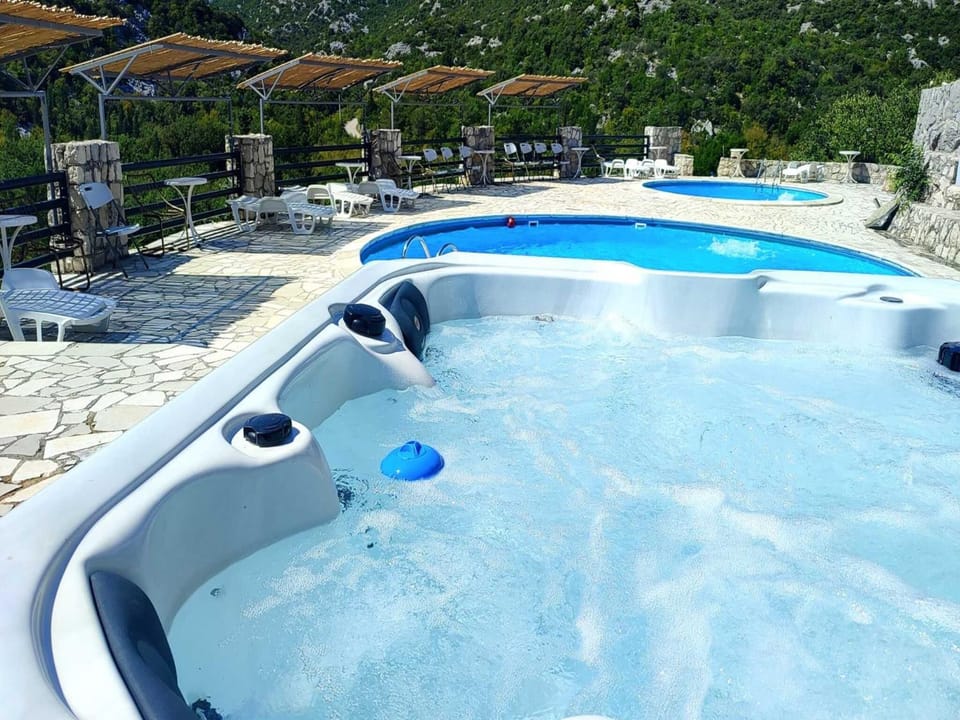 Hot Tub, Swimming pool
