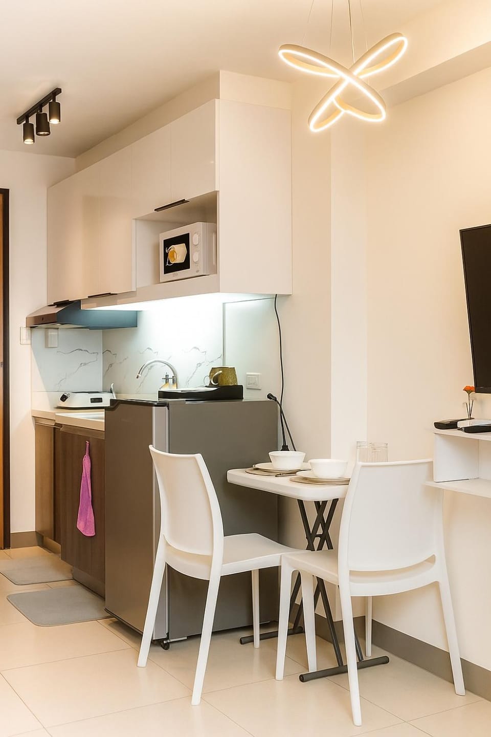 Kitchen or kitchenette, Dining area