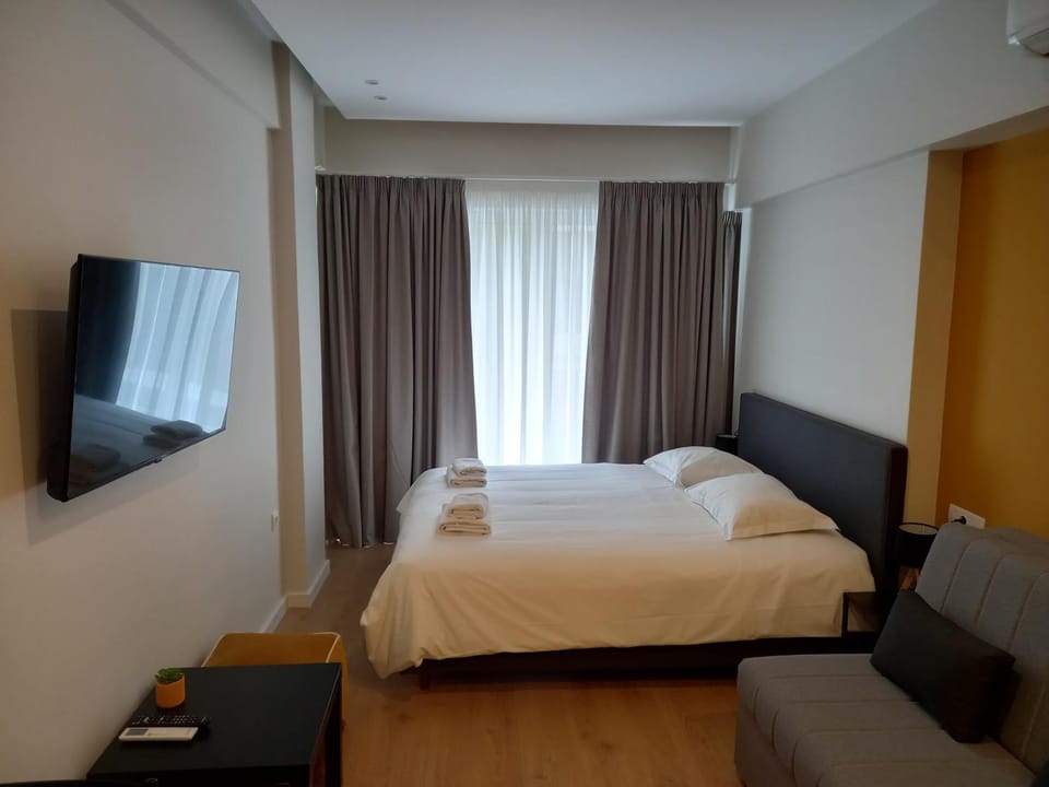 Bed, TV and multimedia, Photo of the whole room, Bedroom