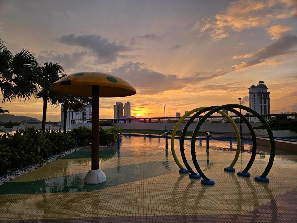 New Metropol 3 Bedrooms Pool View Apartment in Penang
