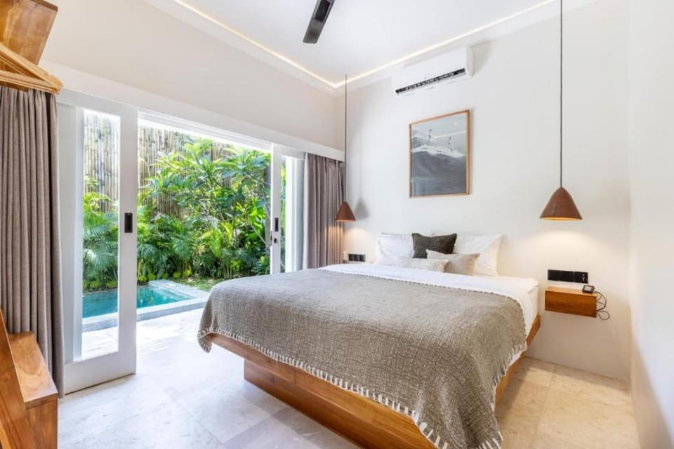 Bed, Garden, Photo of the whole room, Bedroom, Garden view, Pool view