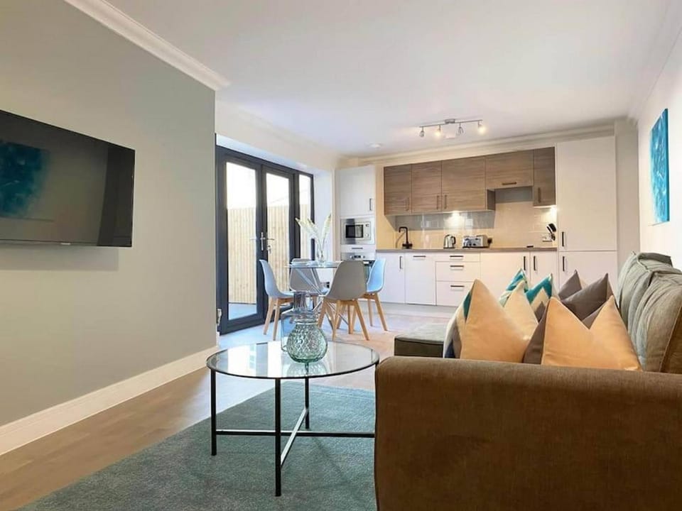 TV and multimedia, Kitchen or kitchenette, Living room, Seating area, Dining area
