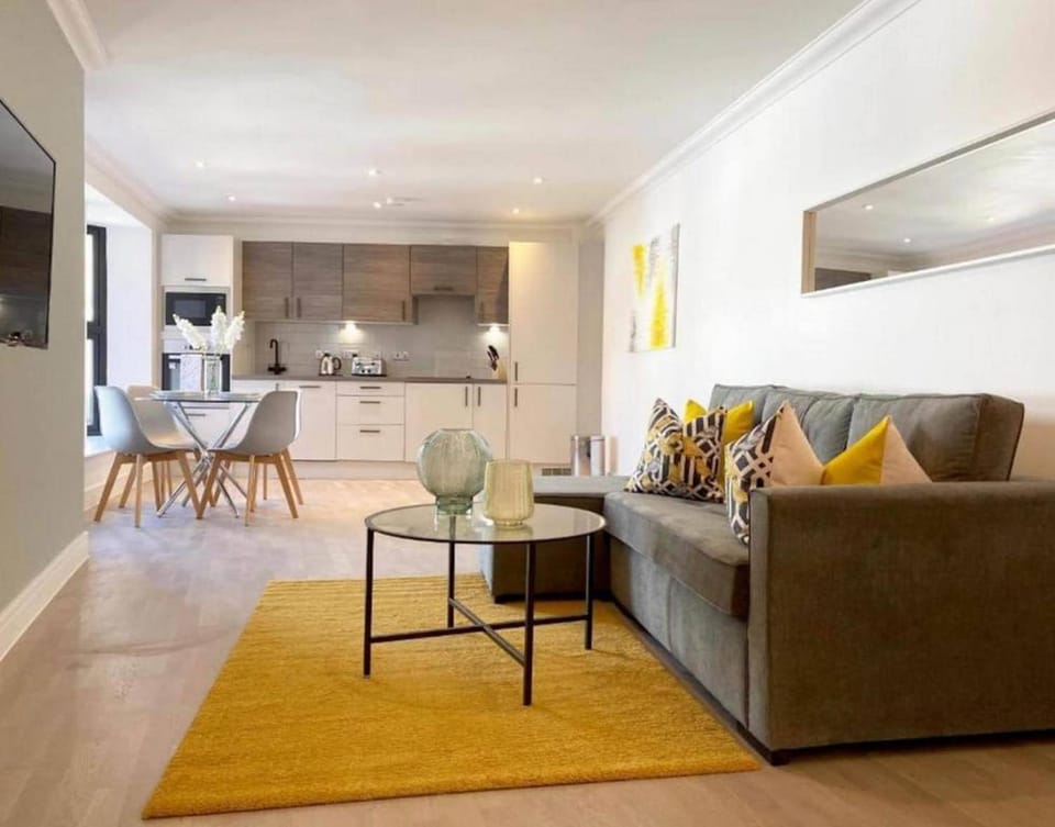 TV and multimedia, Kitchen or kitchenette, Living room, Seating area, Dining area