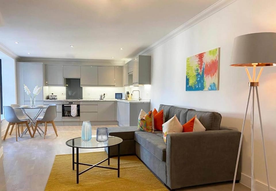 Kitchen or kitchenette, Living room, Seating area, Dining area