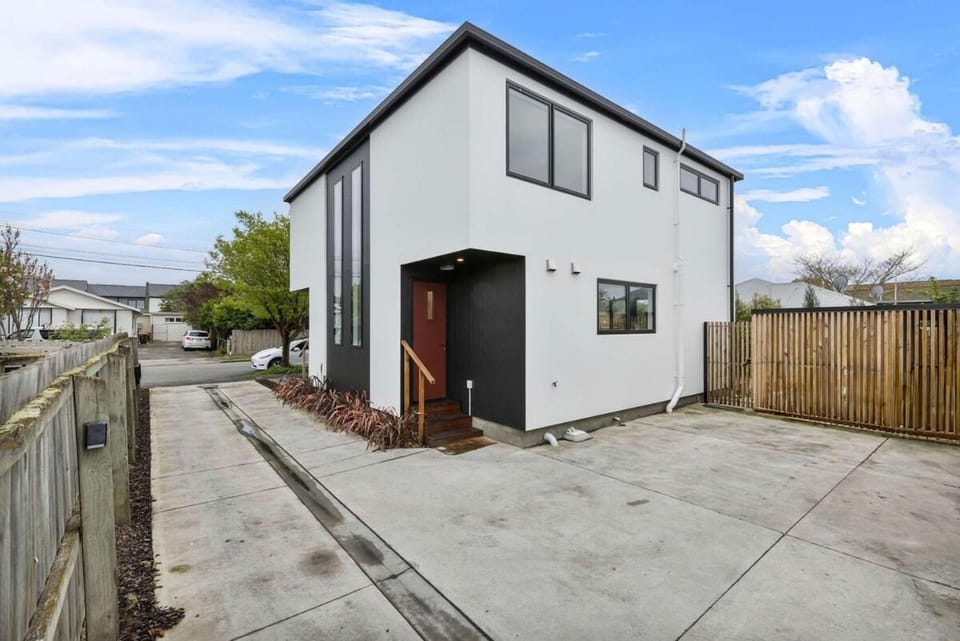 Charming 2-Bedroom Townhouse Apartment in Christchurch