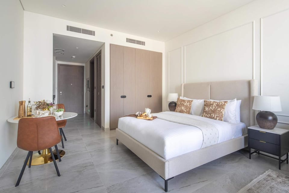 Frank Porter - Peninsula Five Apartment in Dubai