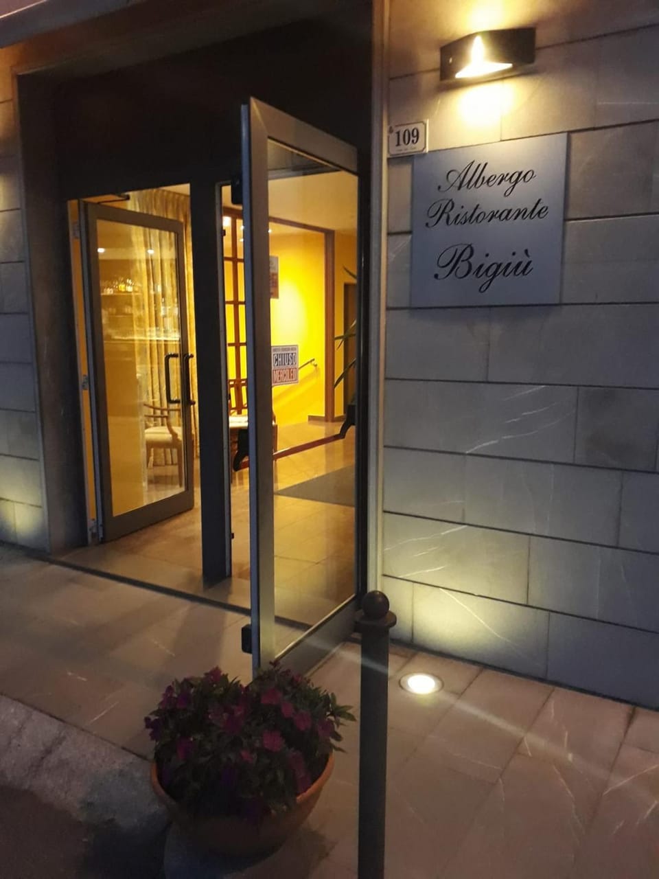 Facade/entrance