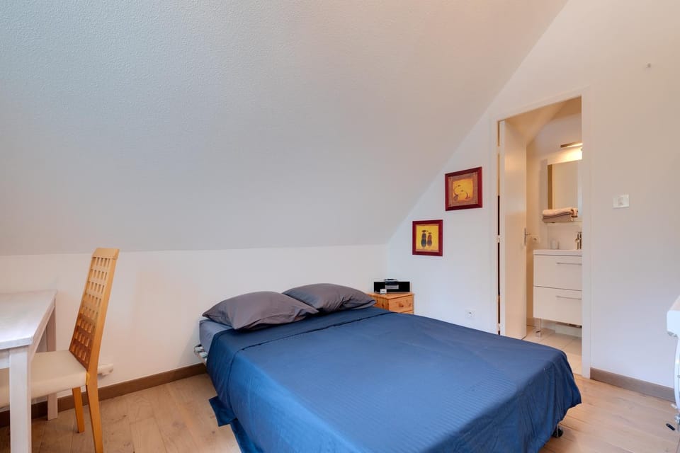 Bed, Photo of the whole room