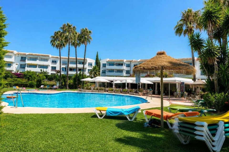 Property building, Patio, Spring, Day, Natural landscape, Garden, Garden view, Pool view, Swimming pool, sunbed