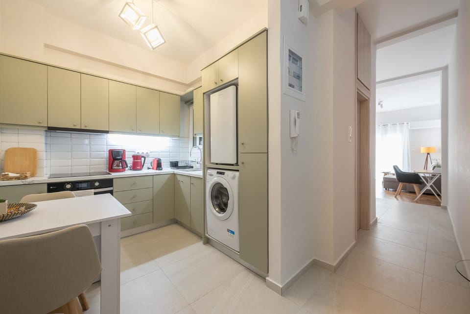 Coffee/tea facilities, Dining area, oven, stove, washing machine