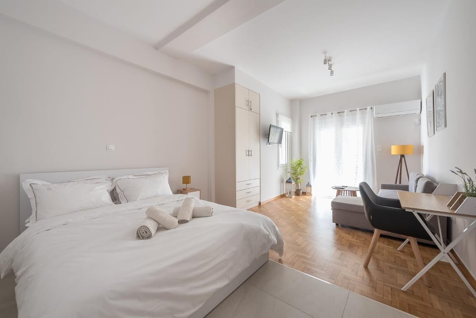 Bed, TV and multimedia, Living room