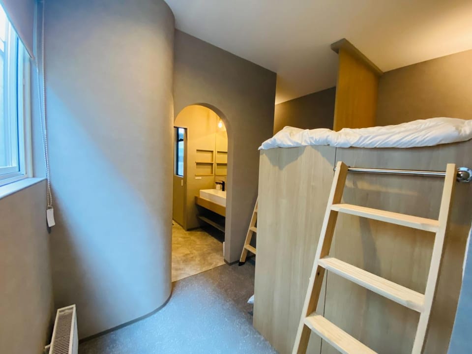Bedroom, bunk bed