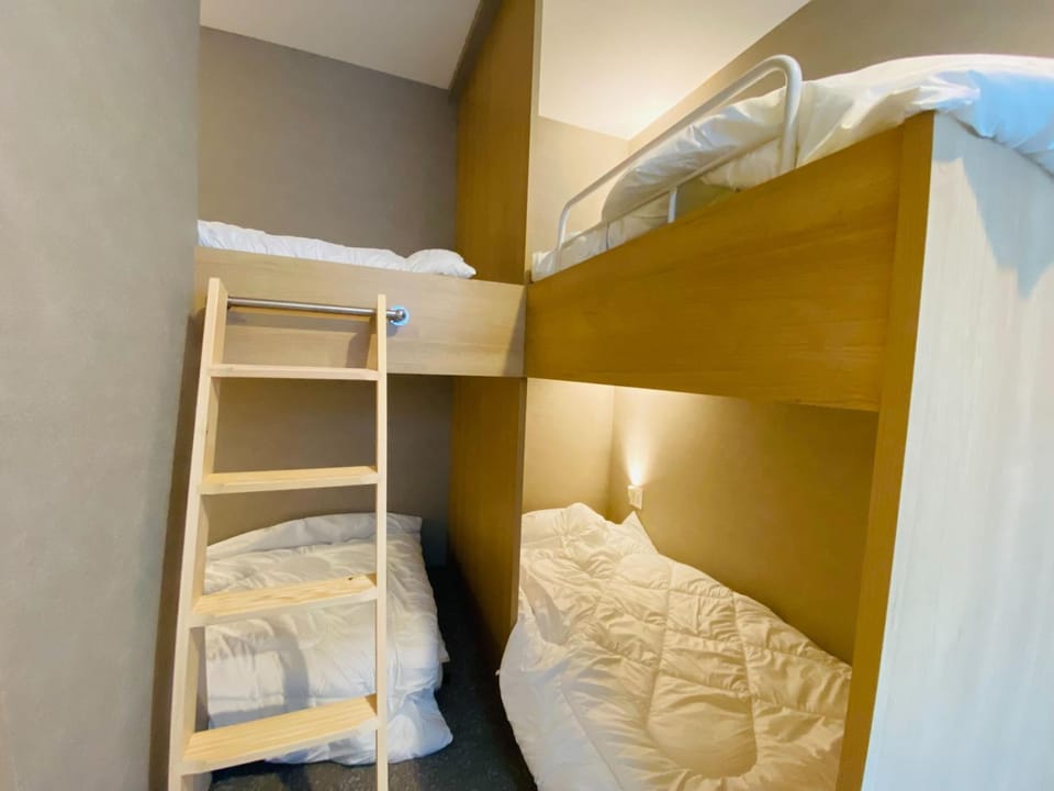 Bedroom, bunk bed