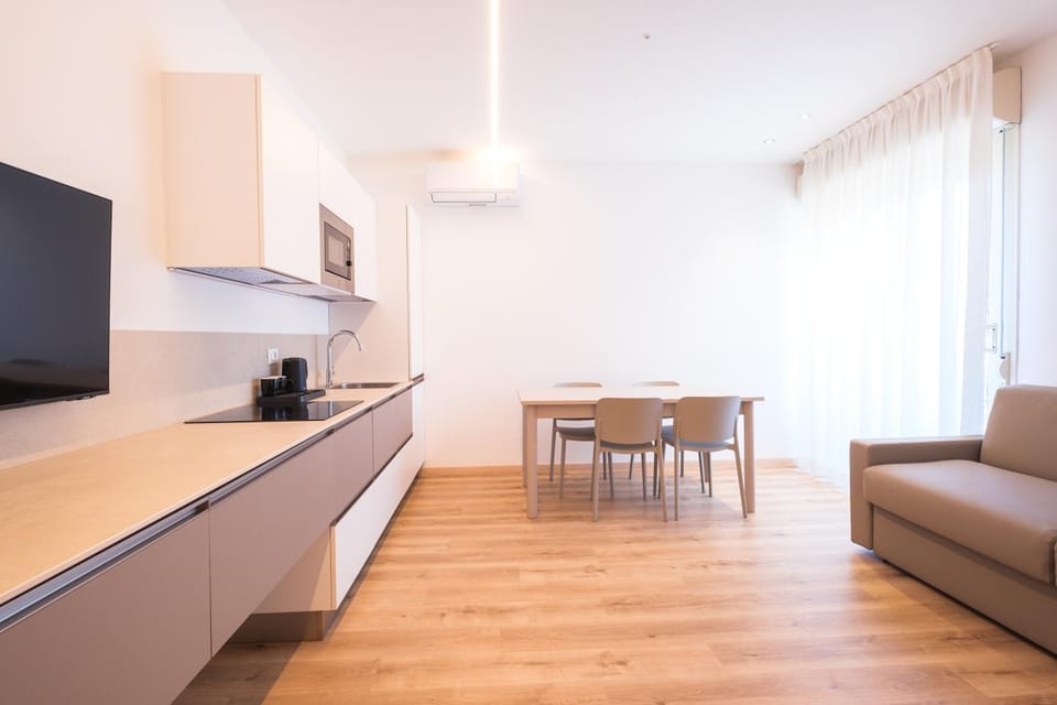 TV and multimedia, Kitchen or kitchenette, Living room, Seating area, Dining area