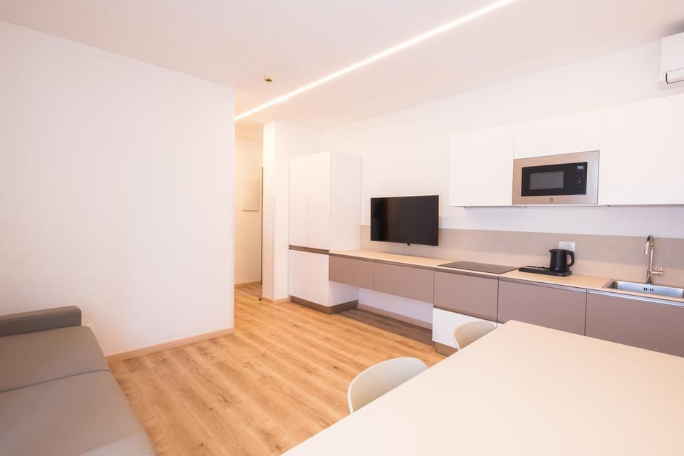 TV and multimedia, Kitchen or kitchenette, Photo of the whole room