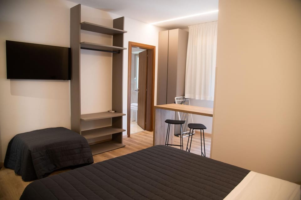 Bed, TV and multimedia, Photo of the whole room