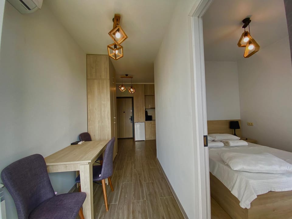 Bed, TV and multimedia, Photo of the whole room, Bedroom, towels, wardrobe, air conditioner