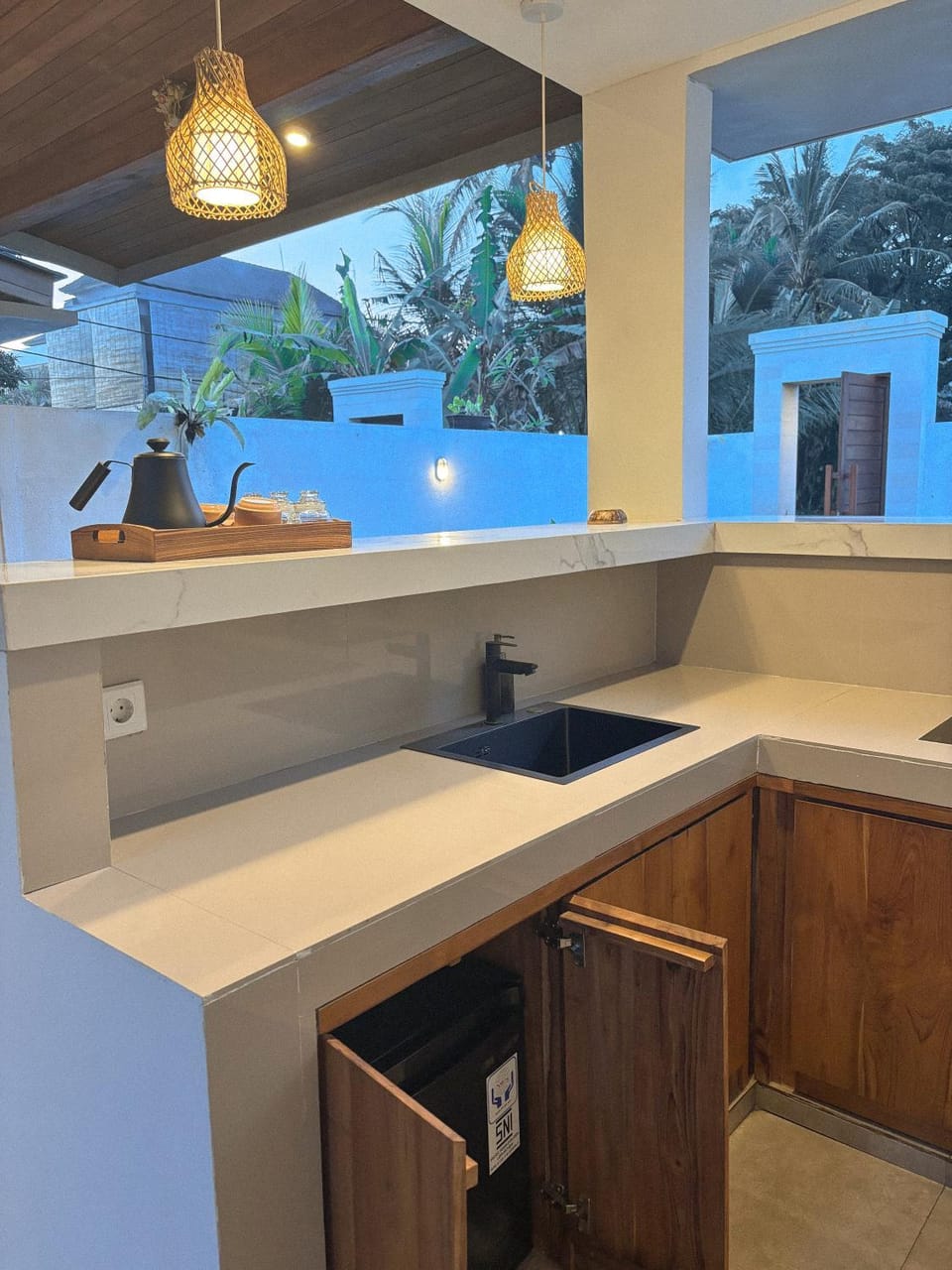 Kitchen or kitchenette, minibar