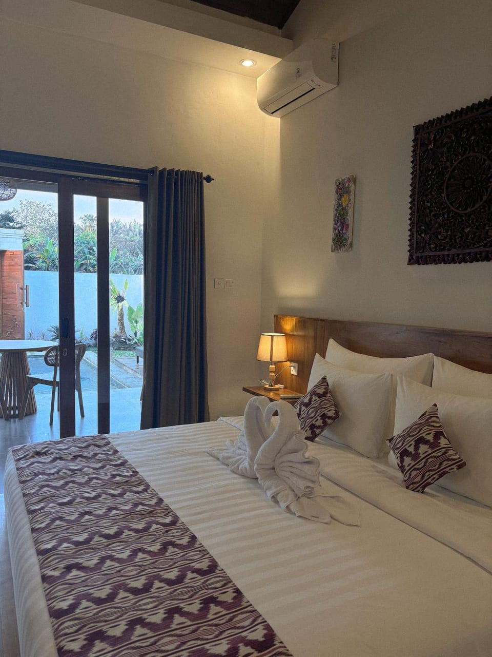 Bed, TV and multimedia, Bedroom, towels, air conditioner