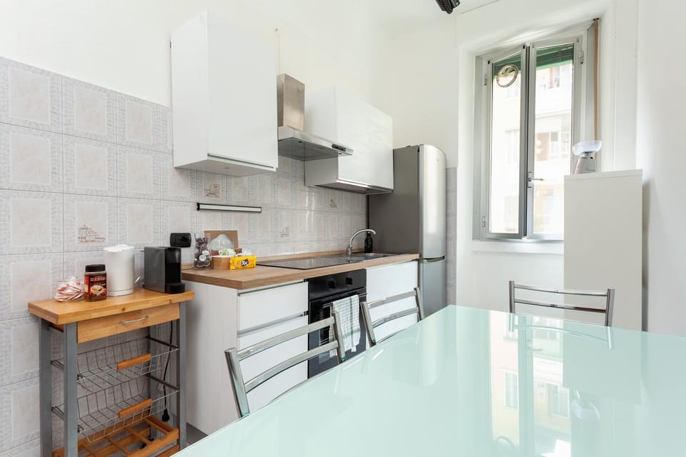 Coffee/tea facilities, Kitchen or kitchenette, Dining area