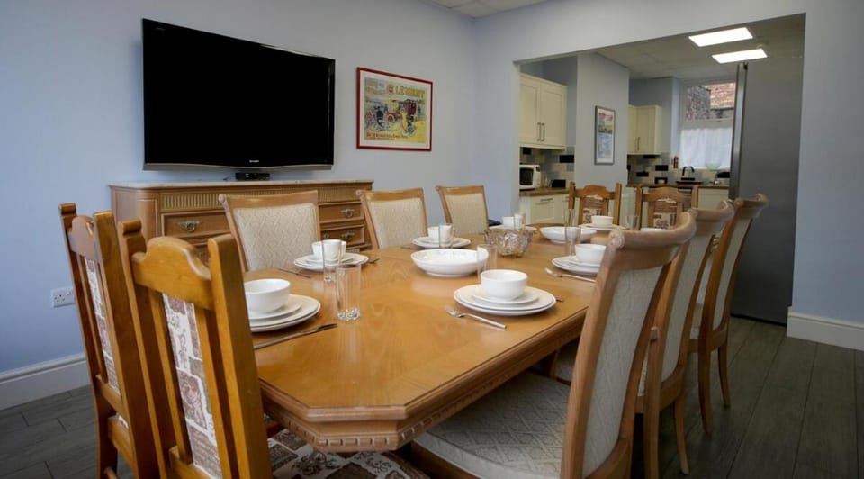 TV and multimedia, Living room, Seating area, Dining area