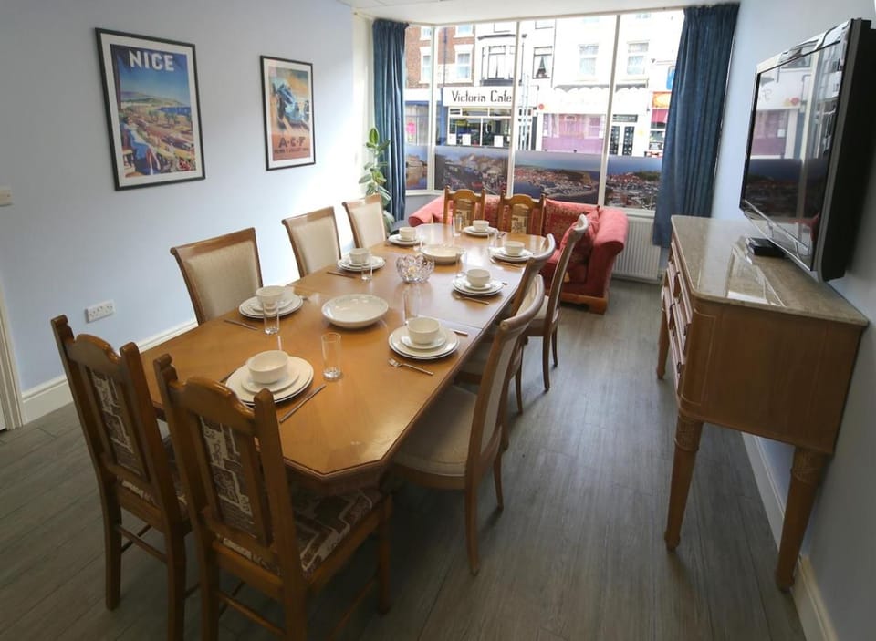 TV and multimedia, Seating area, Dining area