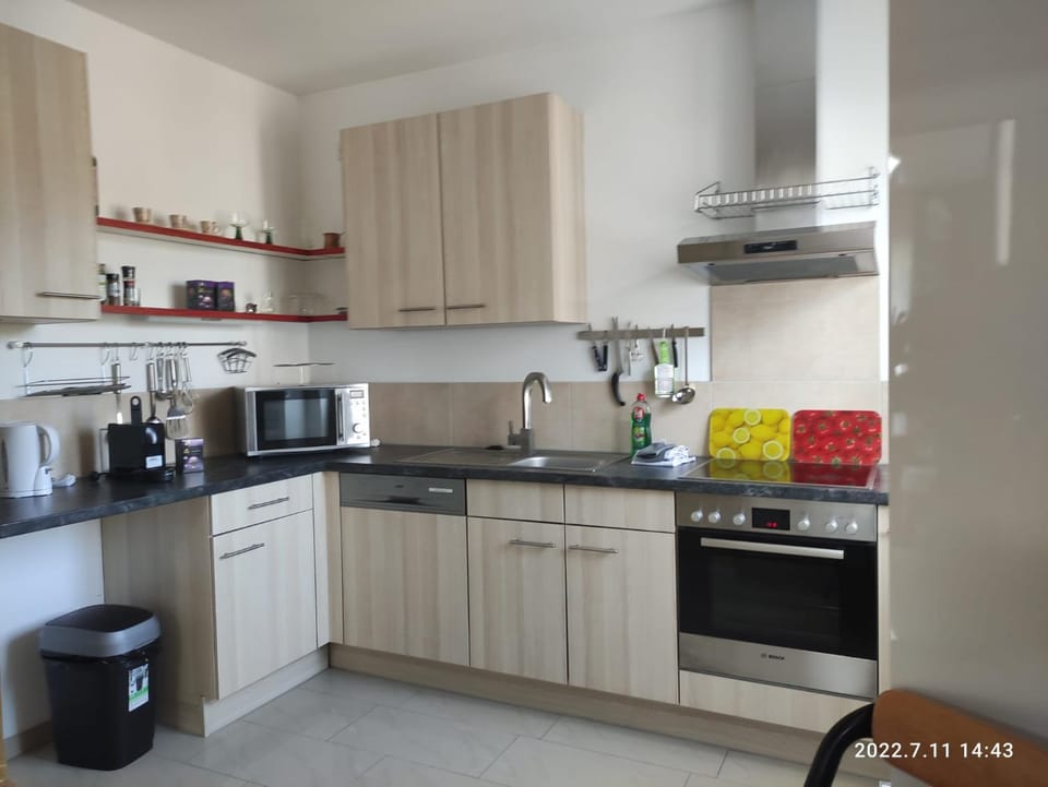 Coffee/tea facilities, Kitchen or kitchenette, dishwasher, oven, stove, toaster