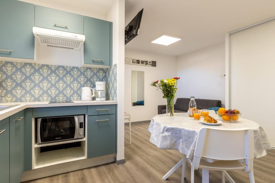 TV and multimedia, Coffee/tea facilities, Dining area, microwave, kitchen