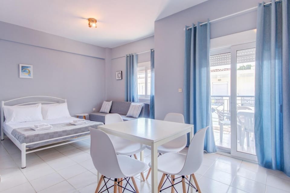 Bed, Photo of the whole room, Dining area