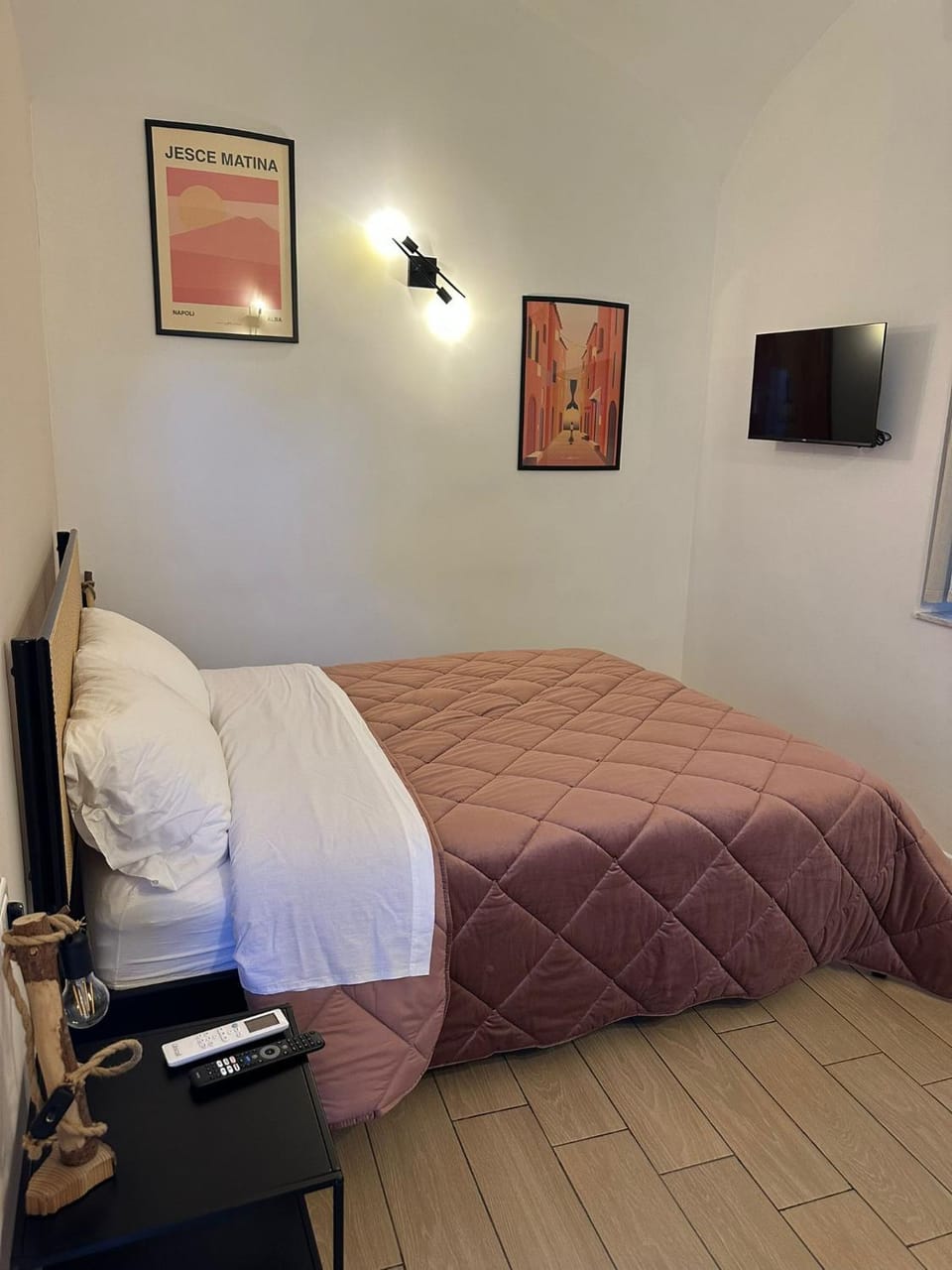 Bed, TV and multimedia, Photo of the whole room, Bedroom